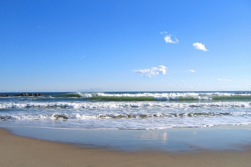 海岸 砂浜 波と青空