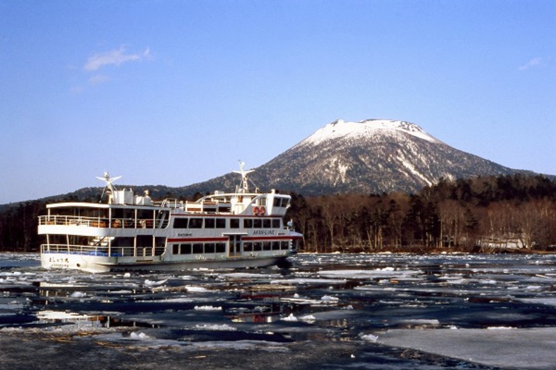 阿寒湖の遊覧船と雄阿寒岳